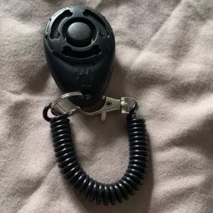 Am primit un clicker portabil pentru dresajul câinilor de la clientul J***e.