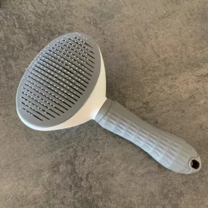 Perie pentru îndepărtarea părului de câine cu auto-curățare primită de la clientul D****n.