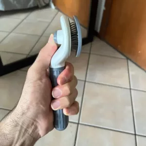 Perie pentru îndepărtarea părului de câine cu auto-curățare primită de la clientul J**n.