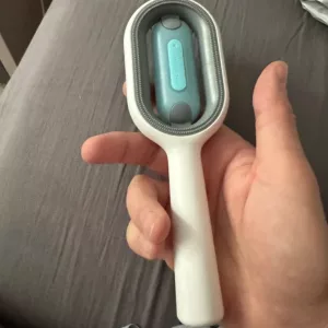 Perie pentru îndepărtarea părului de câine cu rezervor de apă primită de la clientul M****e.