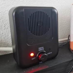 Dispozitiv cu ultrasunete pentru oprirea lătratului câinilor primit de la clienta J***a