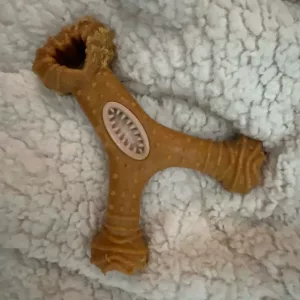 Jucărie de mestecat din lemn indestructibilă primită de la clientul C*****k.