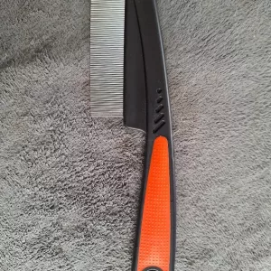 Pieptene pentru îndepărtarea puricilor și perie pentru căderea părului primit de la clientul H****l.