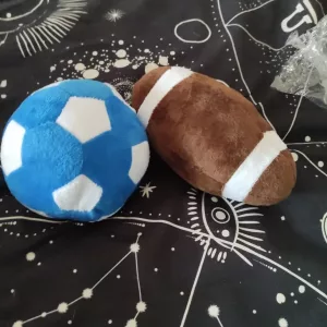 Jucărie moale de fotbal pentru câini cu scârțâit primită de la clientul O****p.