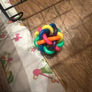 Minge colorată de mestecat pentru câini cu clopoțel primită de la clientul L***p.