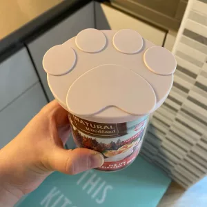 Set capac silicon pentru conserve de hrană pentru câini și lingură primit de la clientul J****s.