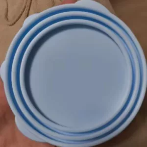 Set capac din silicon pentru conserve de hrană pentru câini și lingură primit de la clientul T*****p.