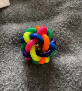 Minge colorată de mestecat pentru câini cu clopoțel primită de la clientul P*****p.