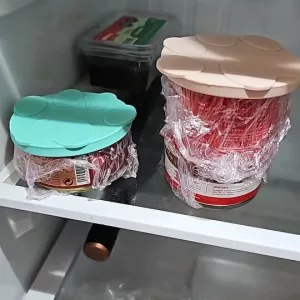 Set capac din silicon pentru conservele de hrană pentru câini și lingură primit de la clienta F******a.