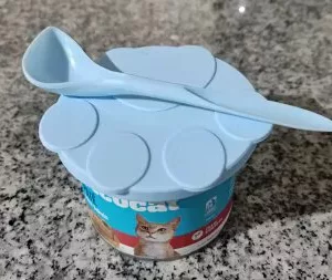 Set capac din silicon pentru conservele de hrană pentru câini și lingură primit de la clientul Q****o.