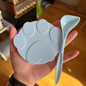 Set capac din silicon pentru conserve de hrană pentru câini și lingură primit de la clientul Z*****k.